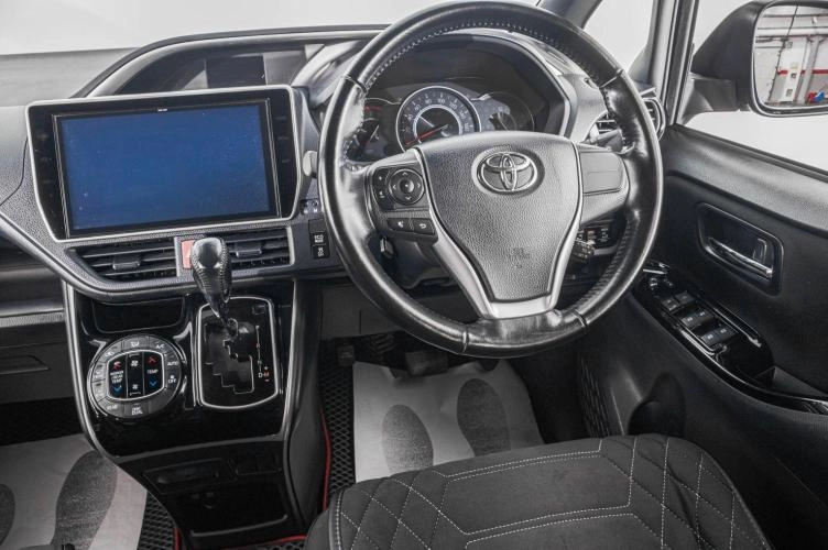 Toyota Voxy 16 из 24