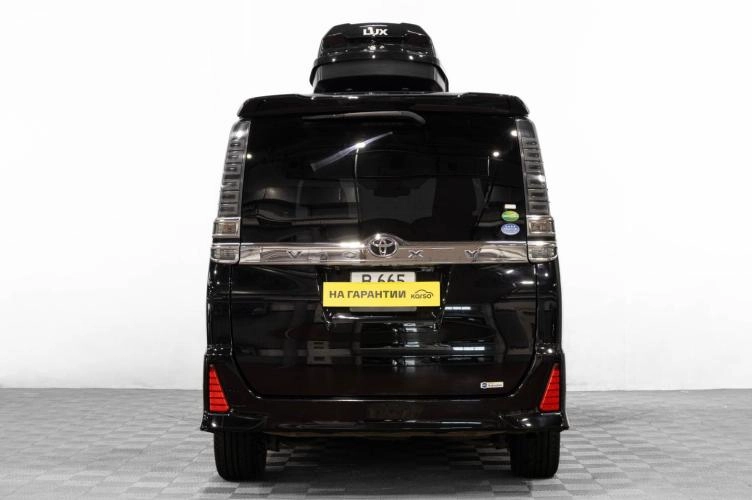 Toyota Voxy 5 из 6