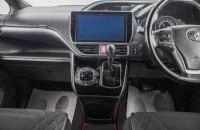 Toyota Voxy 17 из 24