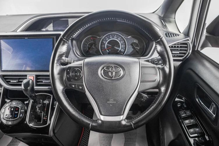 Toyota Voxy 13 из 24