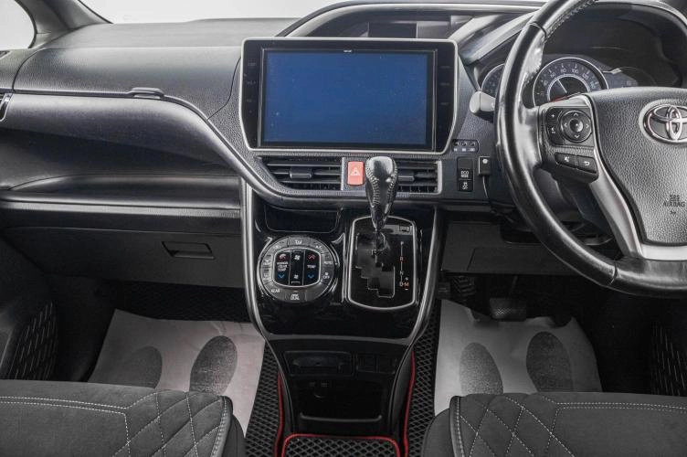 Toyota Voxy 17 из 24