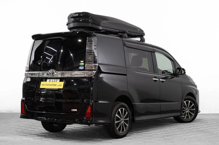 Toyota Voxy 4 из 6