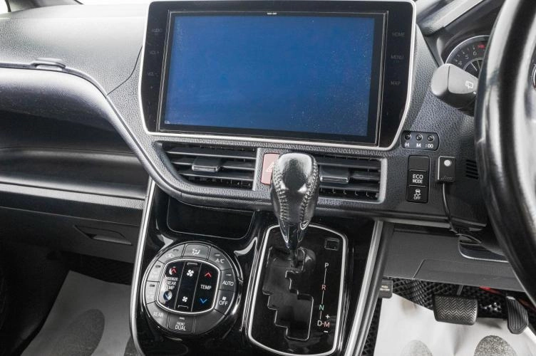 Toyota Voxy 18 из 24
