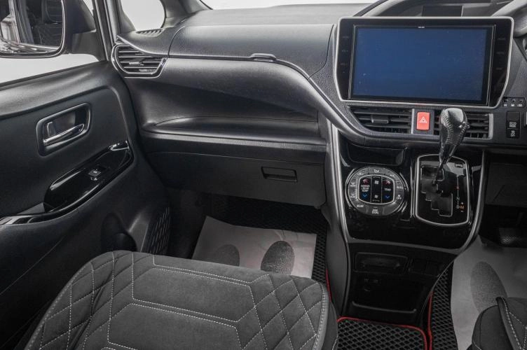 Toyota Voxy 19 из 24