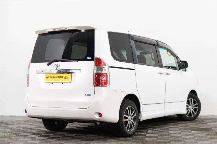 Toyota Noah 6 из 6