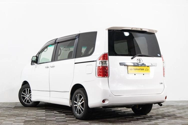 Toyota Noah 4 из 6