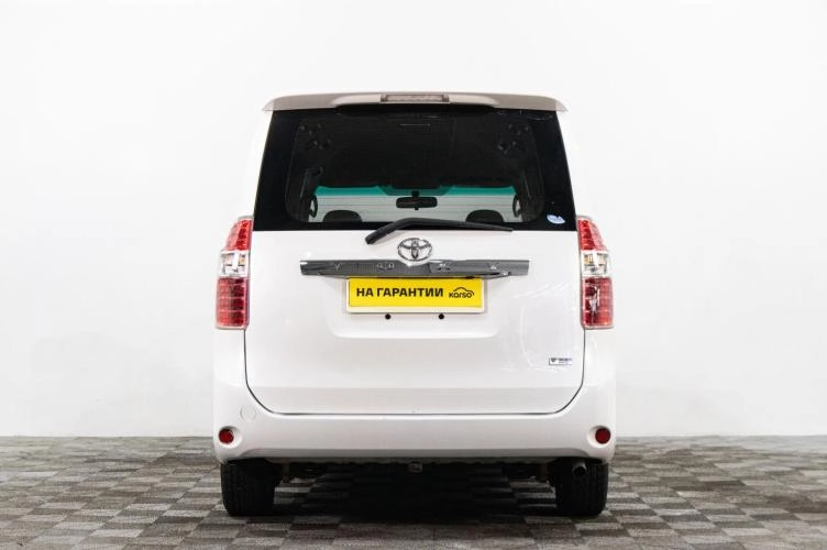 Toyota Noah 5 из 6