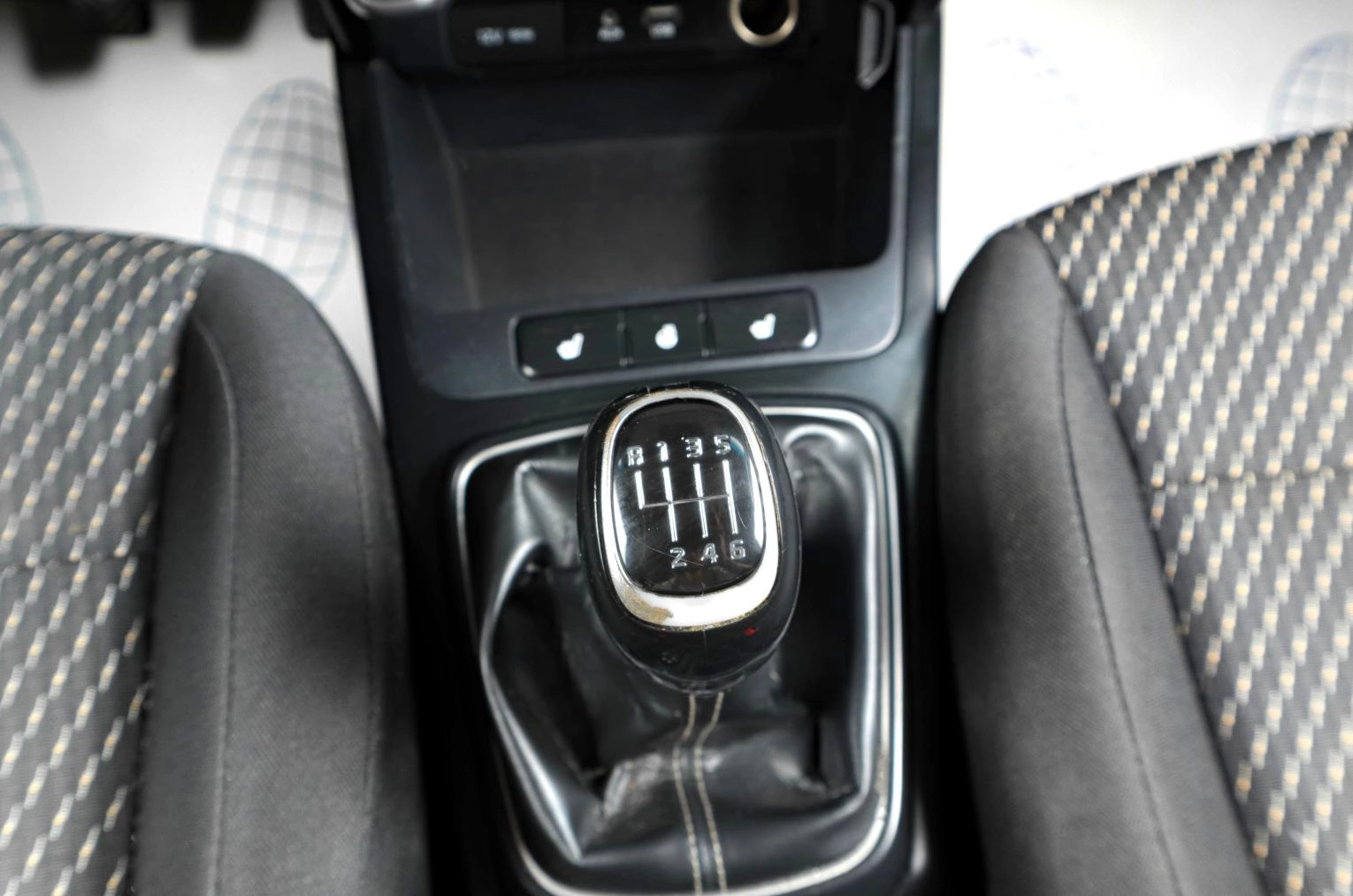 KIA Rio 17 из 19