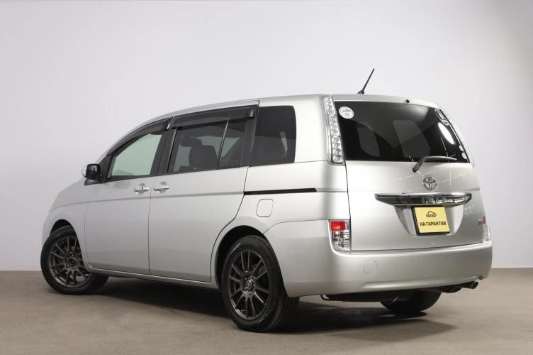 Toyota Isis 4 из 6