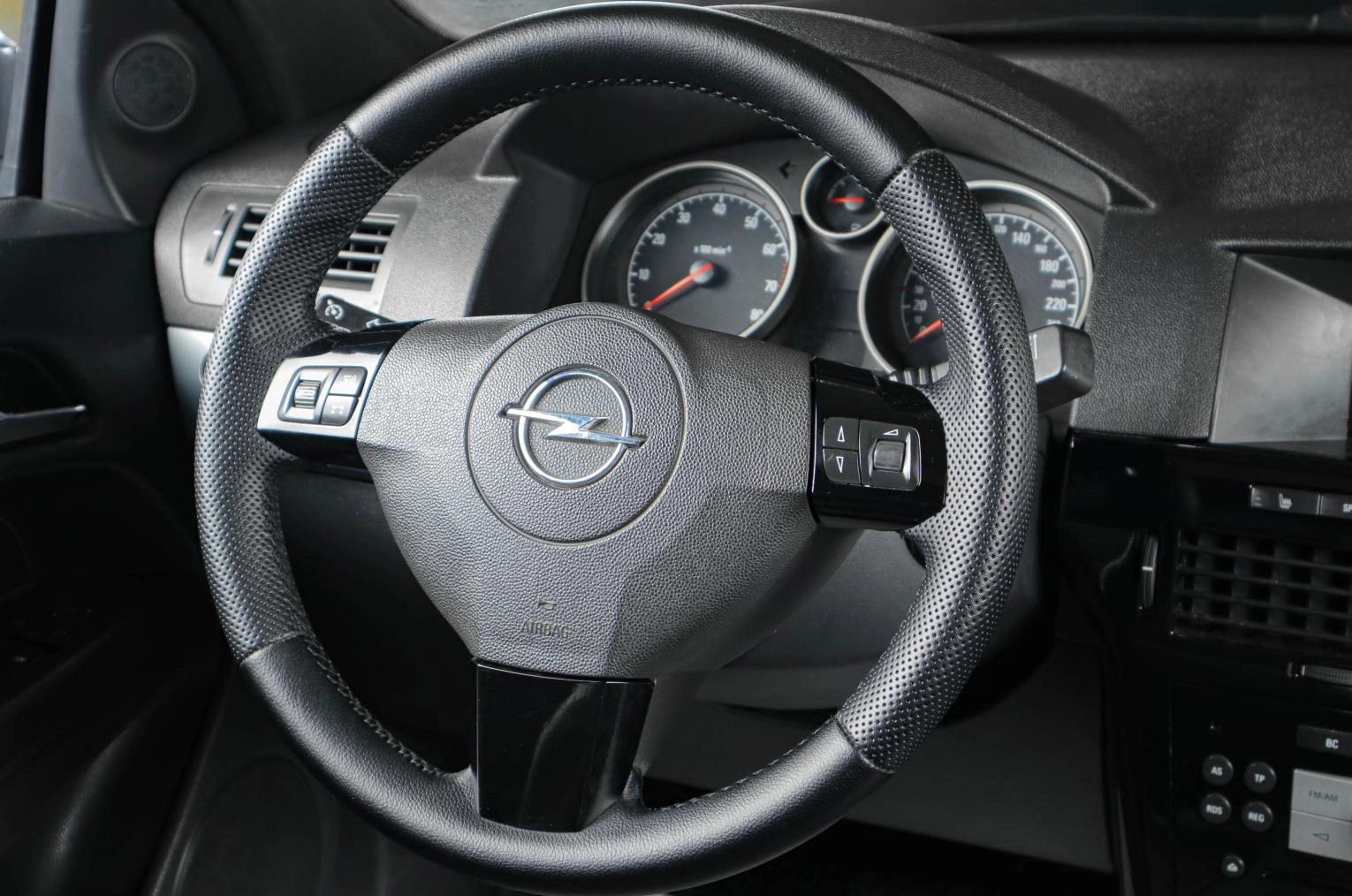 Opel Astra GTC 10 из 17