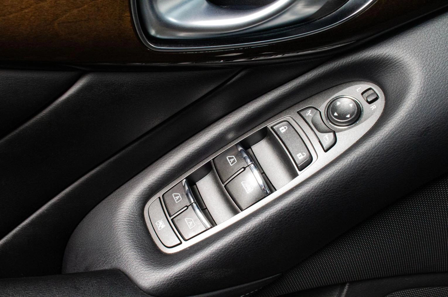 Infiniti Q50 7 из 16