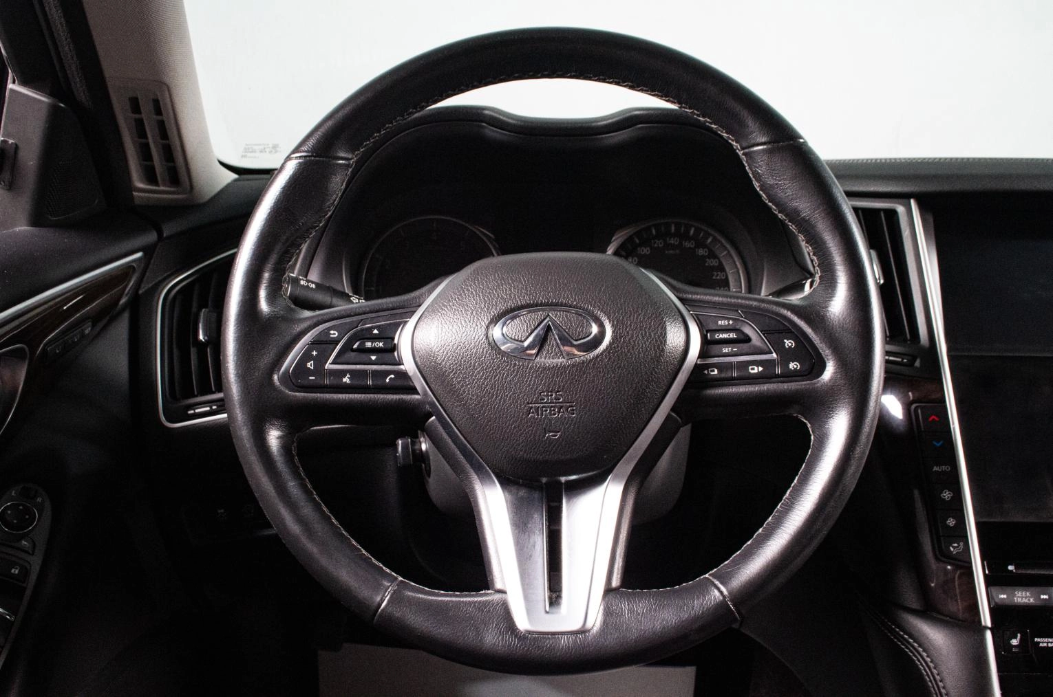 Infiniti Q50 12 из 16
