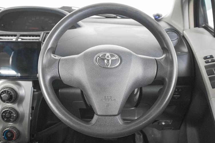 Toyota Vitz 15 из 19