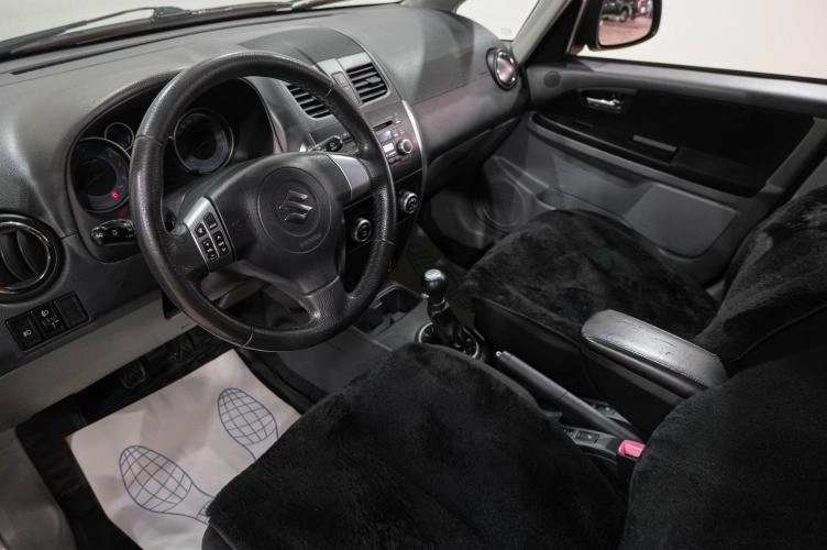 Suzuki SX4 8 из 23