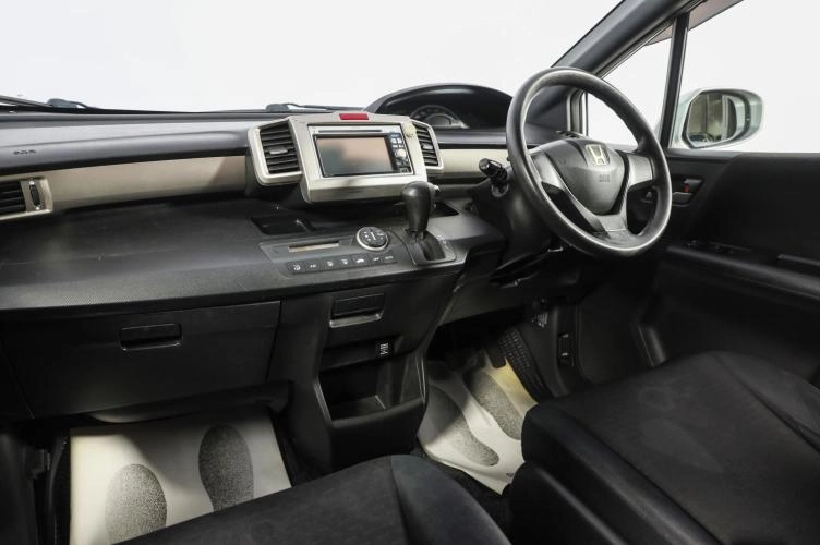 Honda Freed 9 из 16