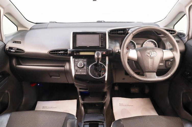 Toyota Wish 9 из 16