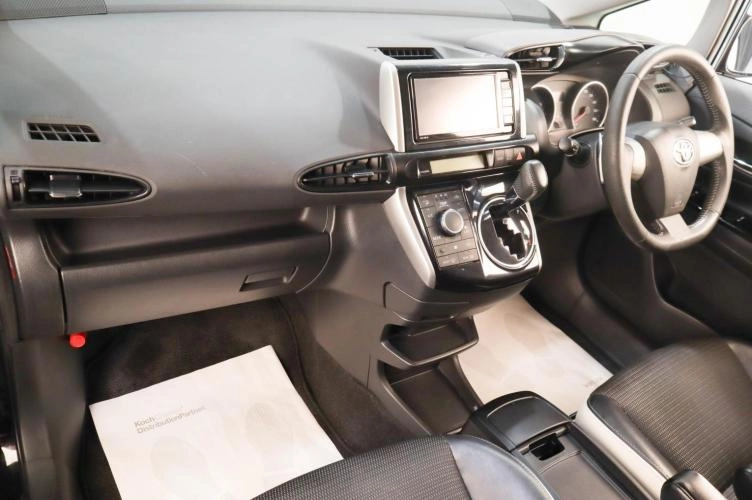 Toyota Wish 8 из 16