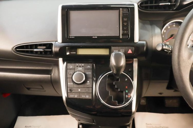Toyota Wish 14 из 16