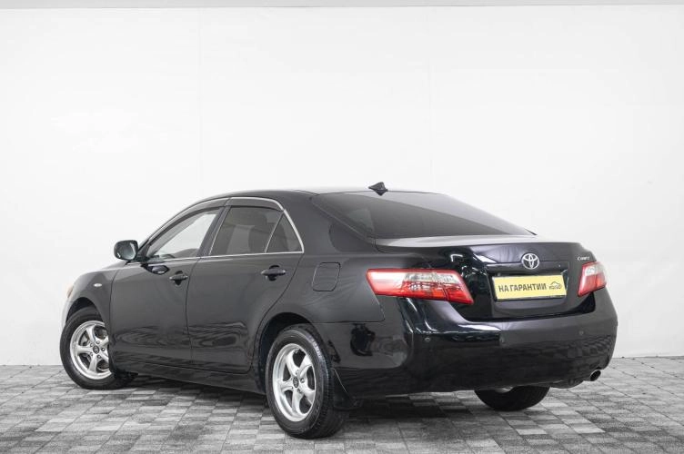 Toyota Camry 4 из 6
