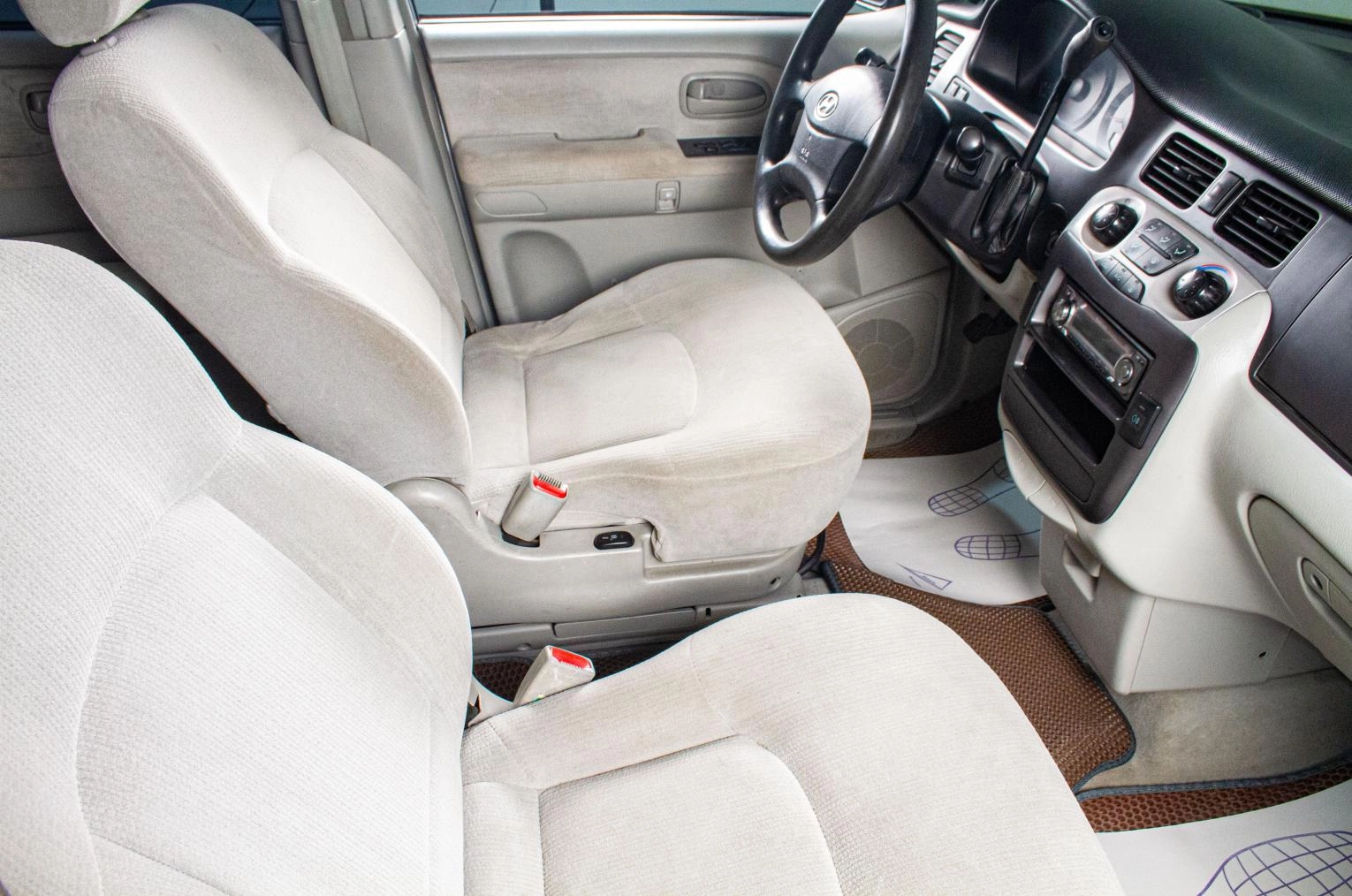 Hyundai Trajet 9 из 17