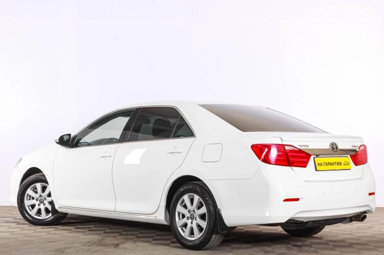 Toyota Camry 4 из 17