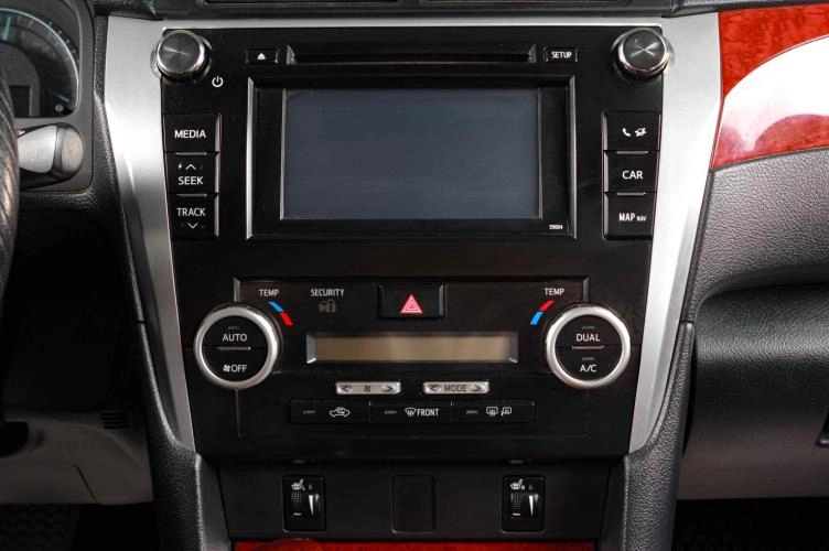 Toyota Camry 15 из 17
