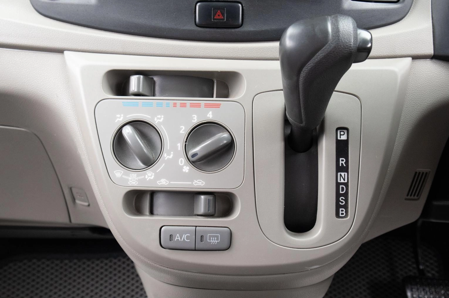 Daihatsu Mira e:S 12 из 17