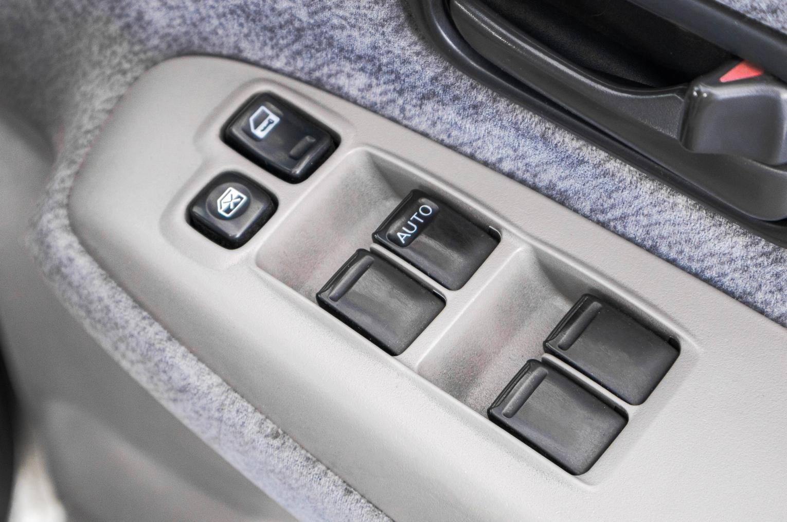 Nissan Serena 9 из 20