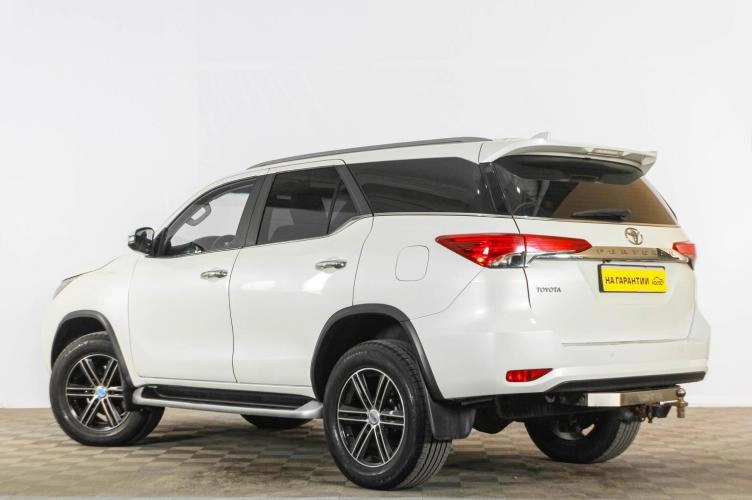 Toyota Fortuner 4 из 6