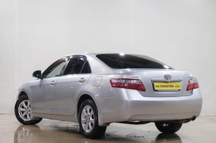Toyota Camry 4 из 6