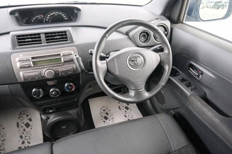 Toyota bB 9 из 21