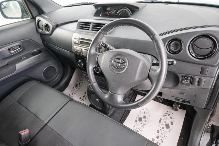 Toyota bB 8 из 21