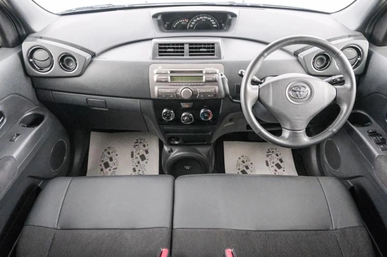Toyota bB 10 из 21