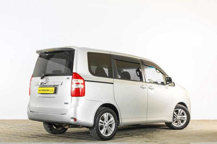 Toyota Noah 6 из 6