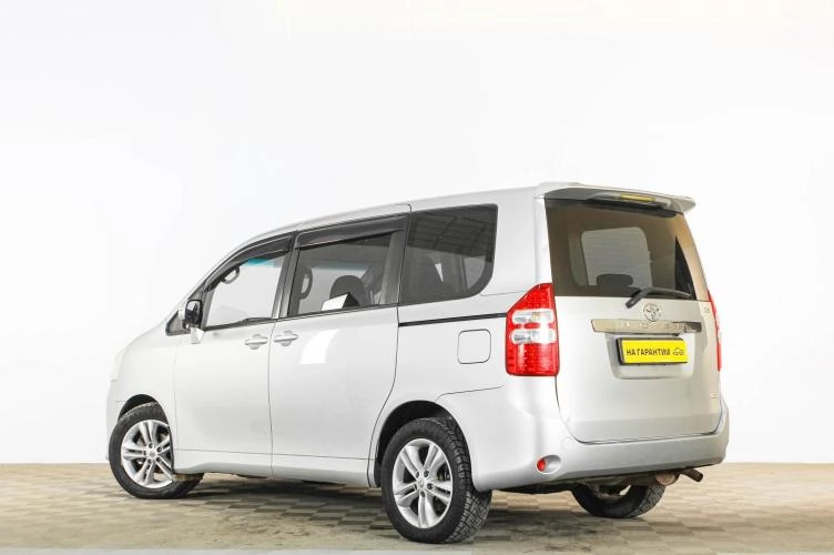 Toyota Noah 4 из 6