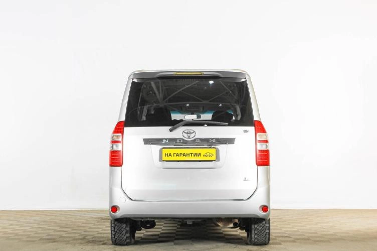 Toyota Noah 5 из 6