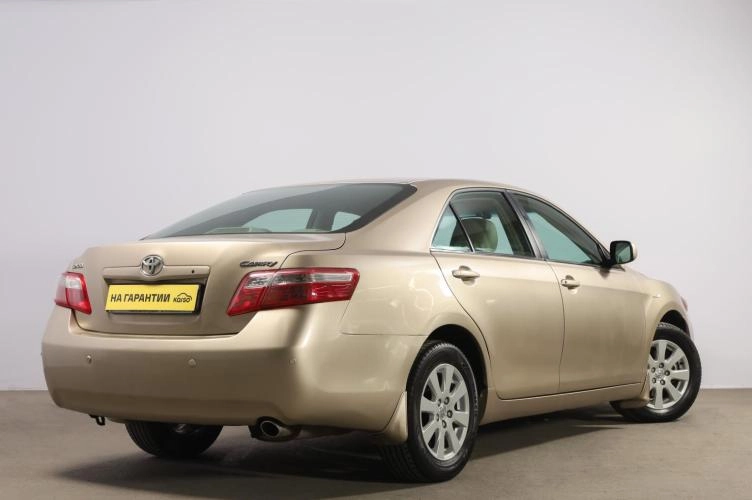 Toyota Camry 6 из 6