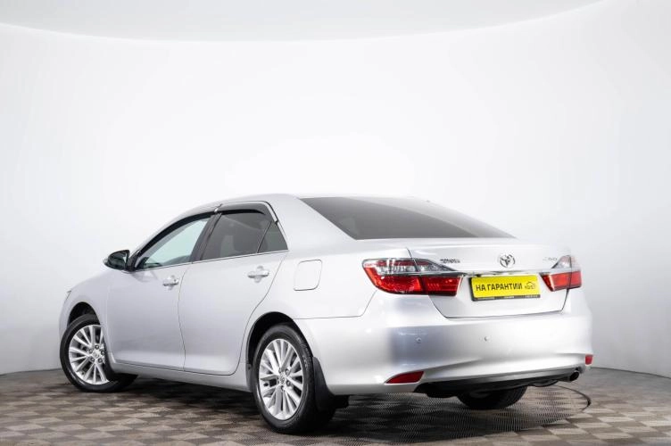 Toyota Camry 6 из 6