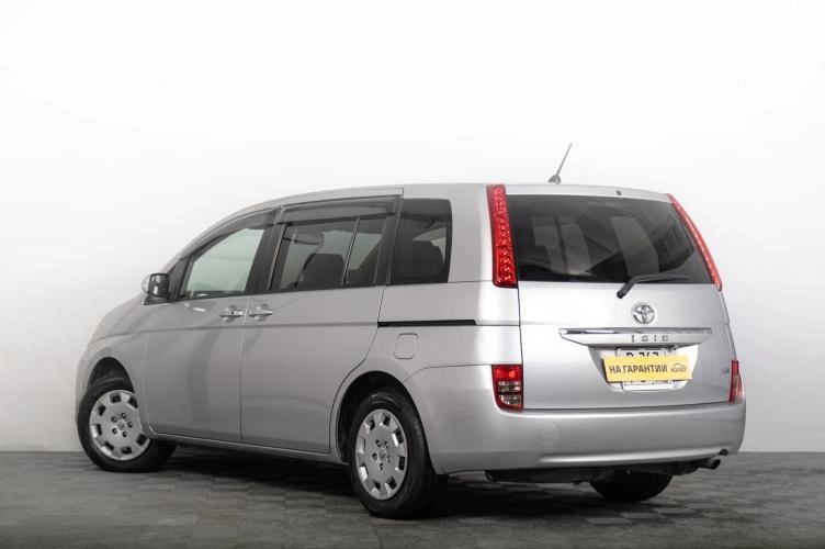 Toyota Isis 4 из 6