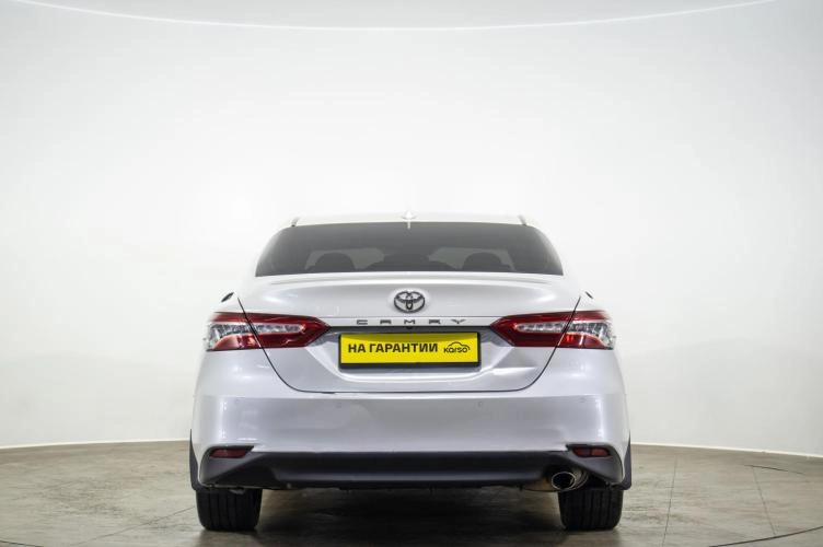 Toyota Camry 5 из 6