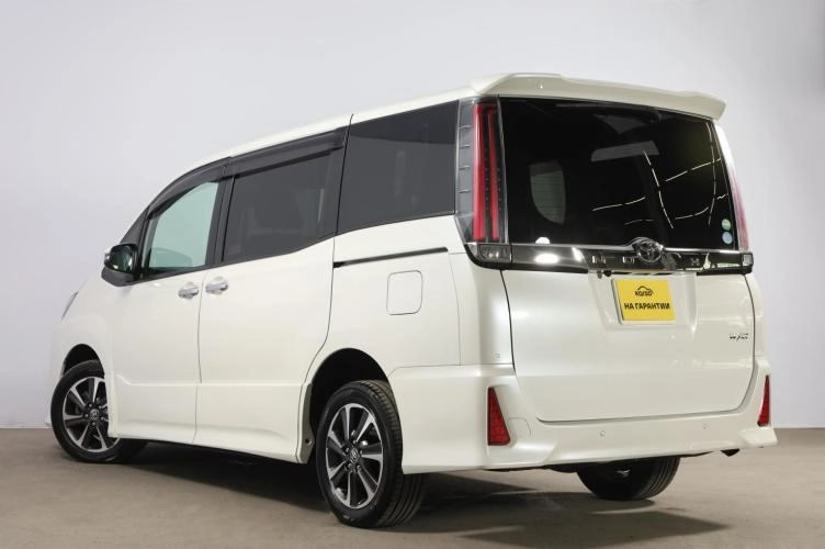 Toyota Noah 4 из 6