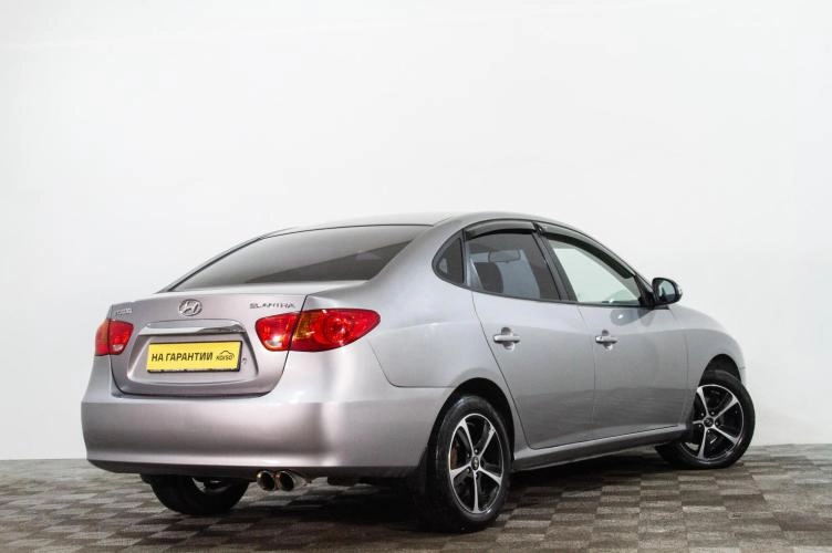 Hyundai Elantra 4 из 6