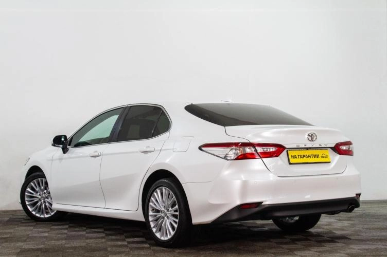 Toyota Camry 6 из 6