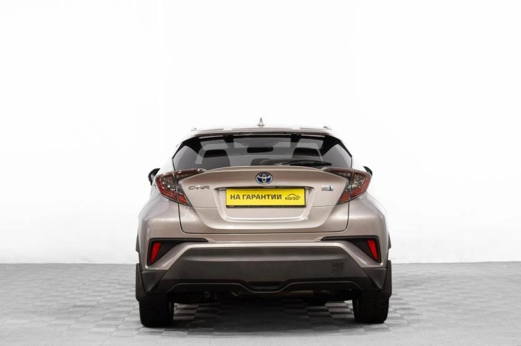 Toyota C-HR 5 из 6