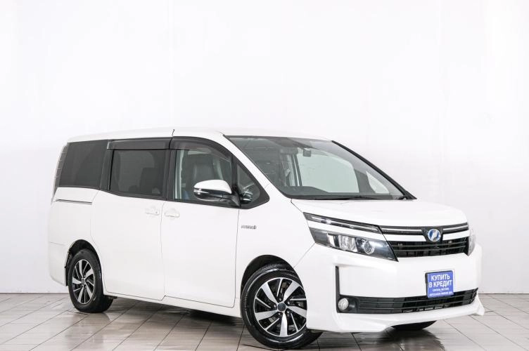 Toyota Voxy 1 из 6