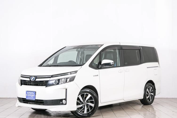 Toyota Voxy 3 из 6