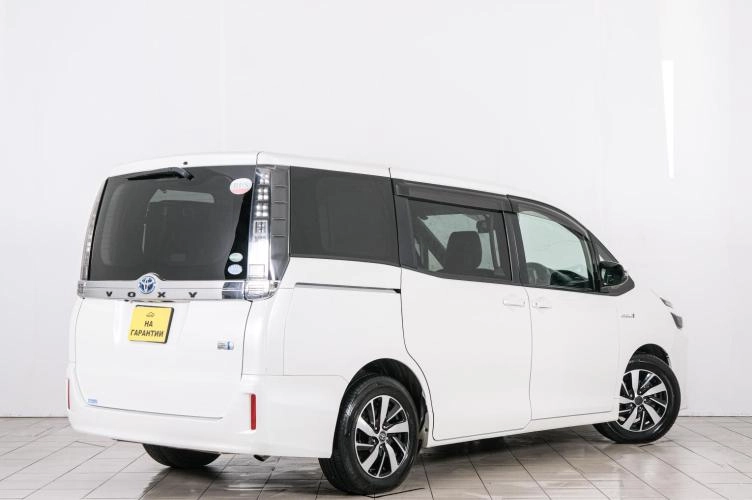 Toyota Voxy 6 из 6