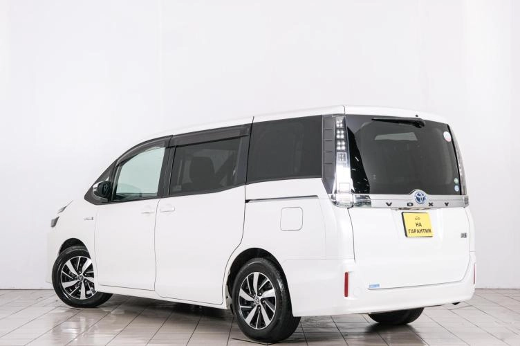 Toyota Voxy 4 из 6