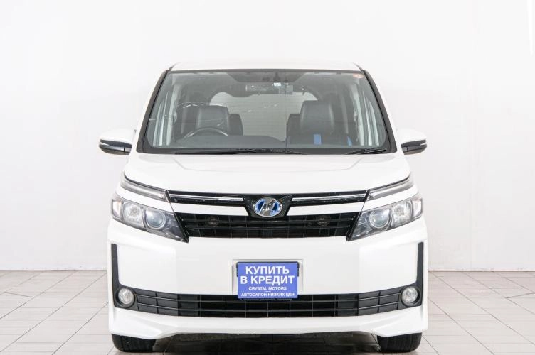 Toyota Voxy 2 из 6