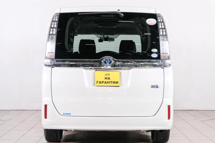 Toyota Voxy 5 из 6